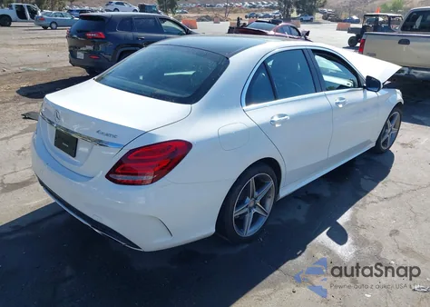 2015 Mercedes-Benz C 300 4Matic/Luxury 4Matic/Sport 4Matic z USA, uszkodzony, nr VIN 55SWF4KB1FU013315